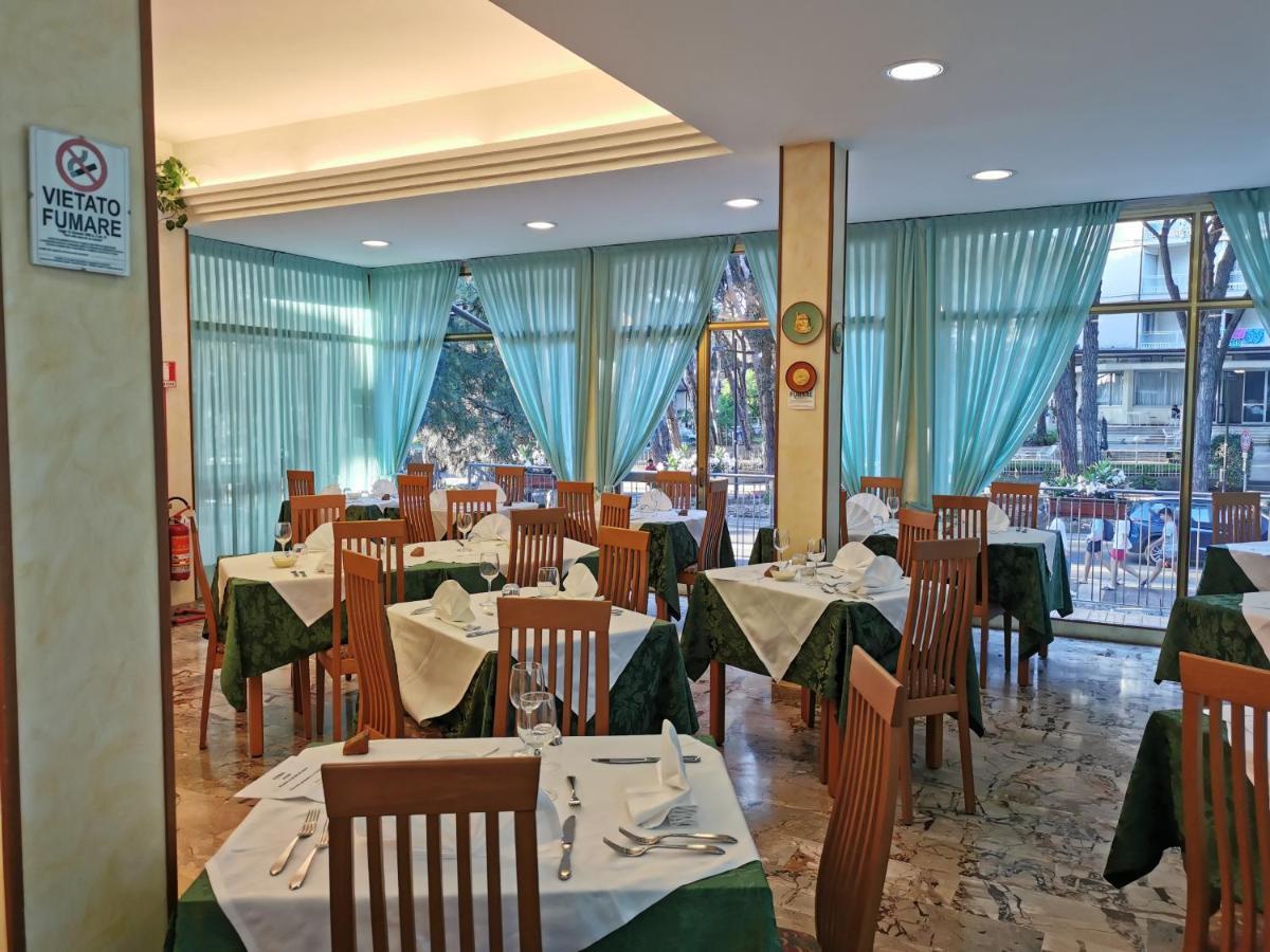 Hotel Pine Beach Росолина Маре Екстериор снимка