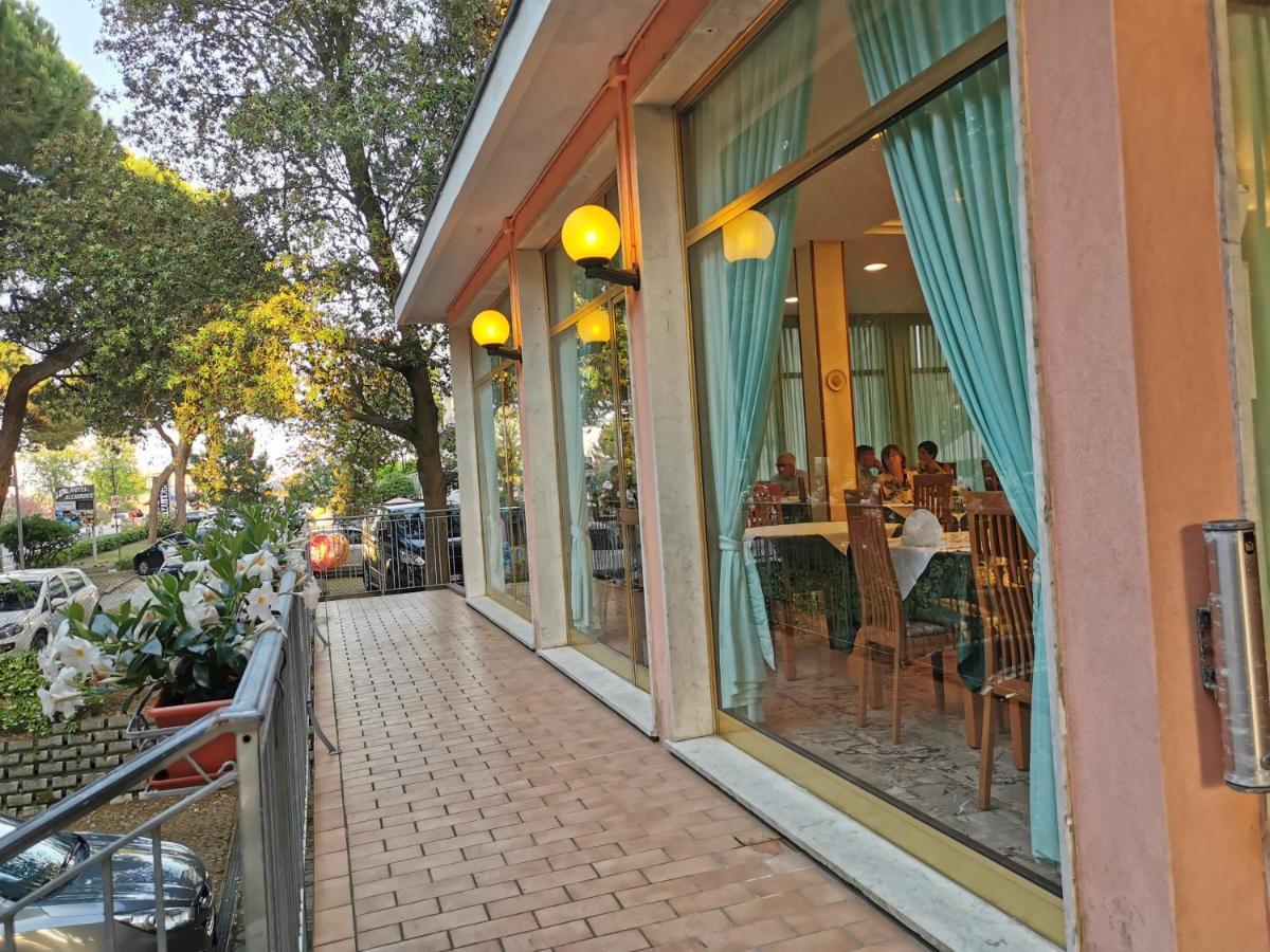 Hotel Pine Beach Росолина Маре Екстериор снимка