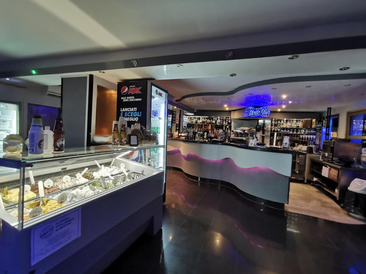 Hotel Pine Beach Росолина Маре Екстериор снимка