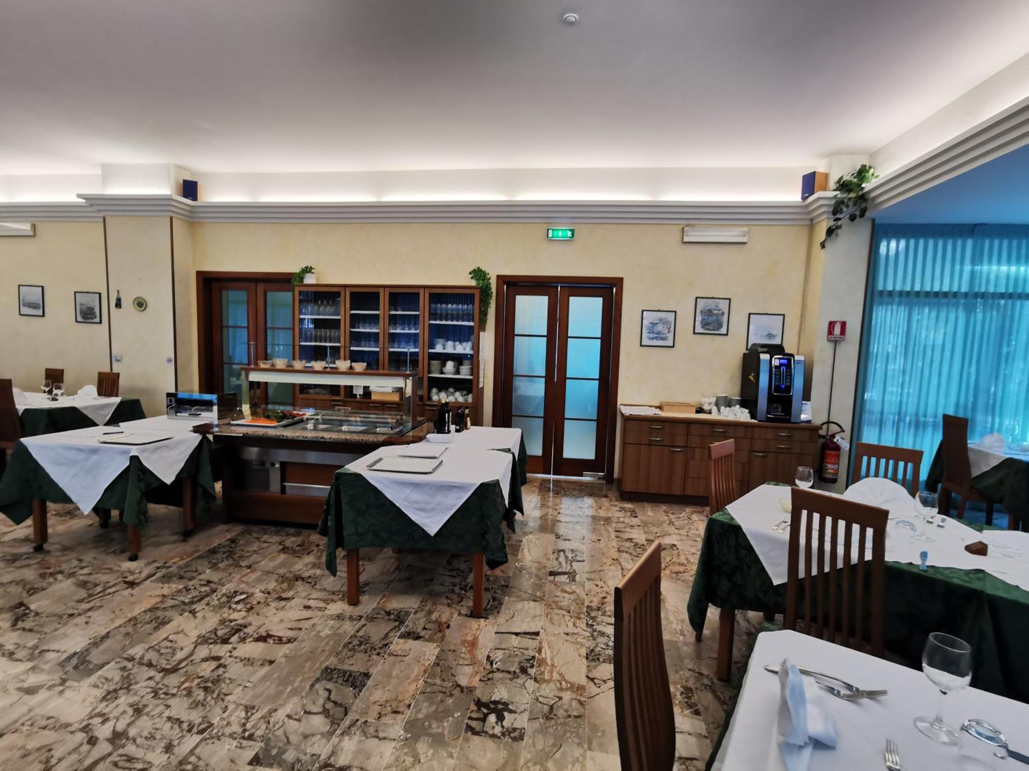 Hotel Pine Beach Росолина Маре Екстериор снимка