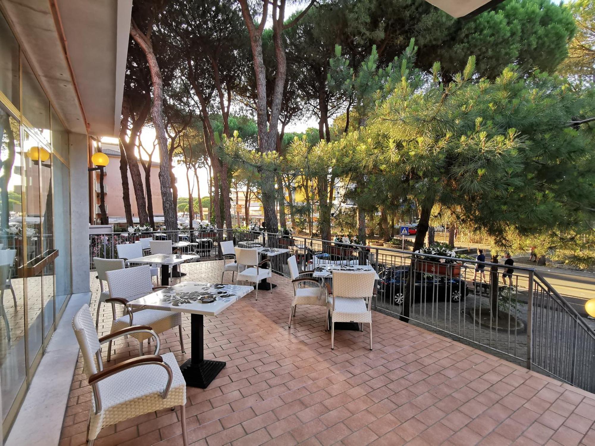 Hotel Pine Beach Росолина Маре Екстериор снимка