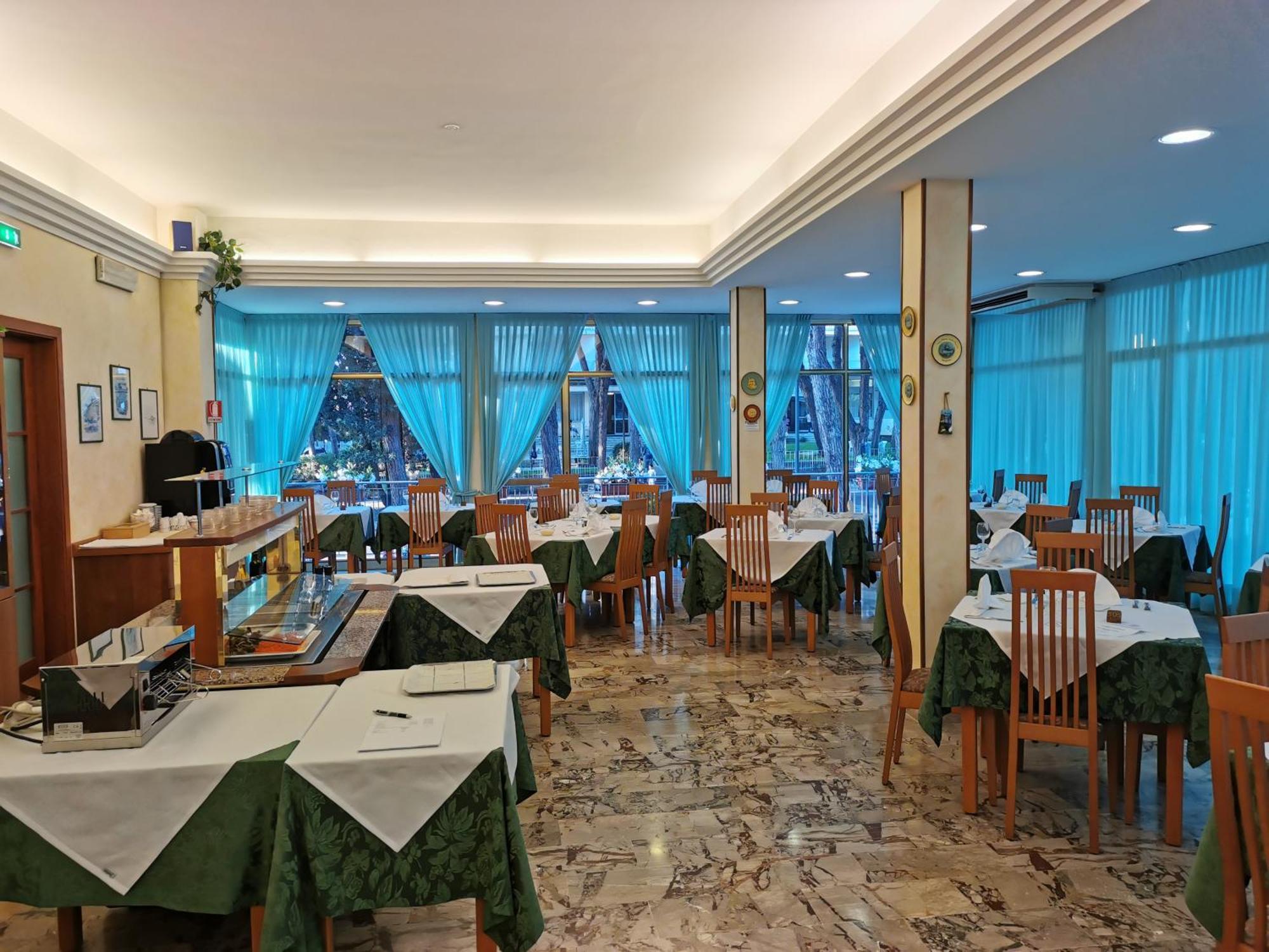 Hotel Pine Beach Росолина Маре Екстериор снимка
